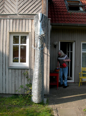 Stele mit Künstler im HIntergrund
