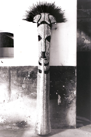 Stele (Holz, Pappe, Nägel)