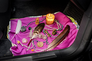Der Altar im Fußraum unseres Autos